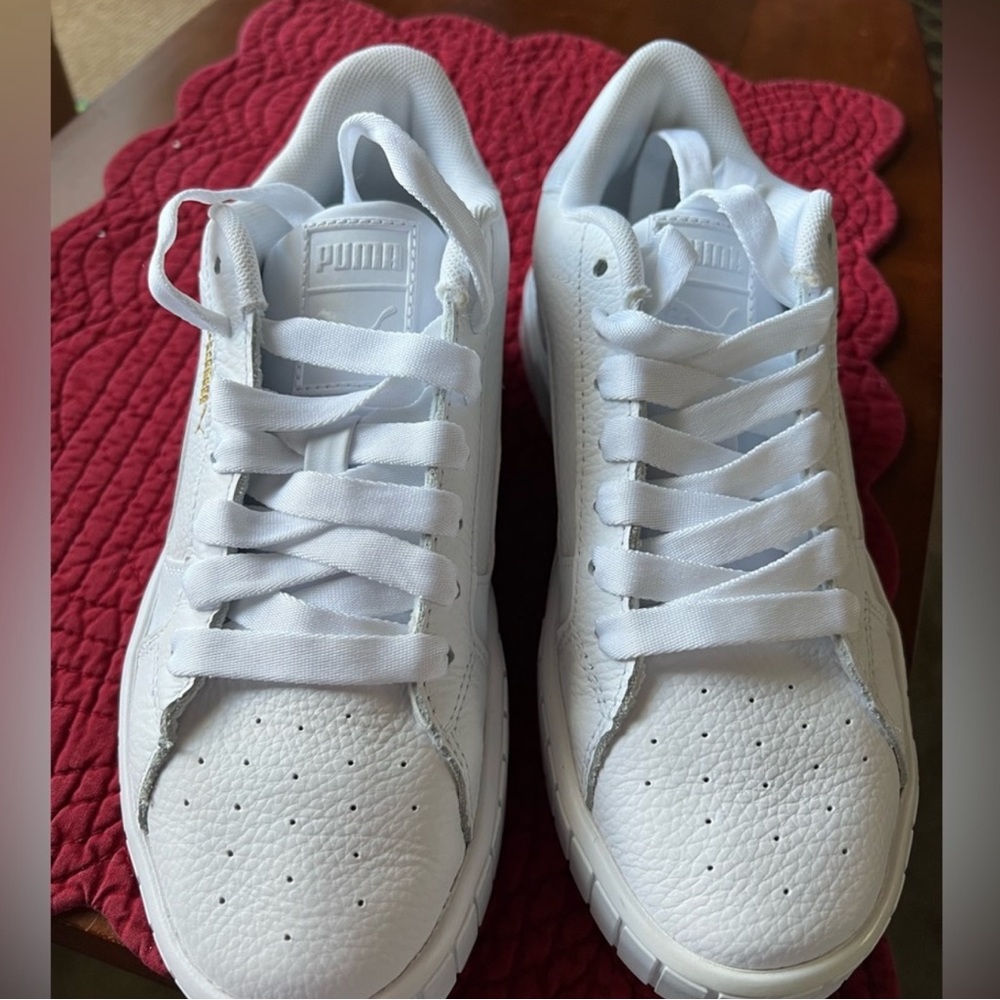 White Women’s Puma Sneakers